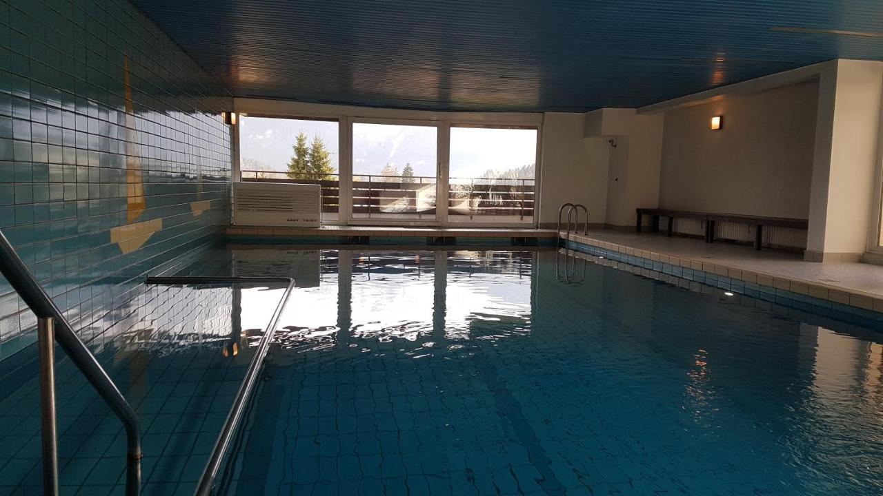 Pausenpfiff Mit Schwimmbad